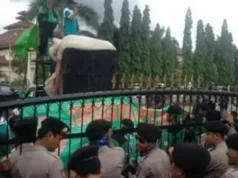 Akibat PHK Secara Sepihak, Para Buruh Dari PT AWN Cilegon Lakukan Aksi Unjuk Rasa