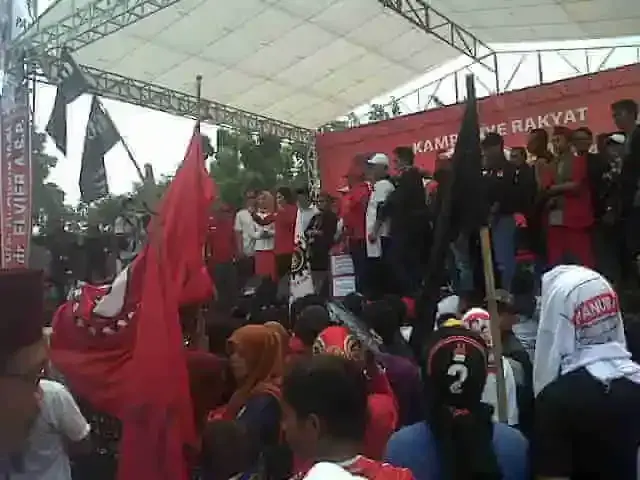 Posraya Indonesia Bagikan Bunga dan Bendera Untuk Kemenangan Arsid-Elvier