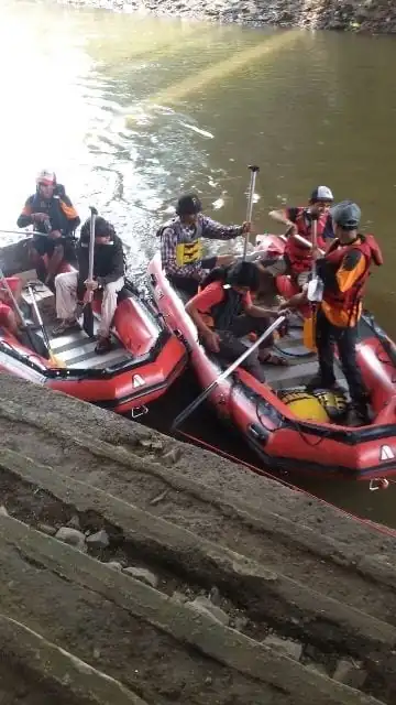 Dua Regu Dari FRPBA Menyusuri Ciliwung Untuk Memetakan Titik Sampah