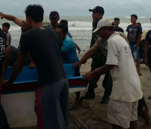 Gelombang Tinggi Hantam Rumah Nelayan di Pantai Cikeusik Pandeglang