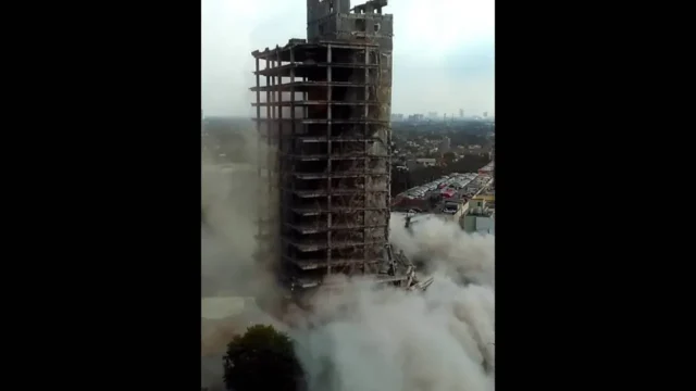 Bangunan Gedung Tua di Bintaro Roboh