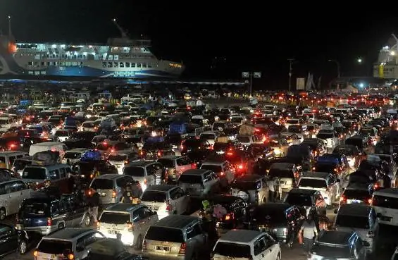 Ribuan Kendaraan Antri Menyeberang Merak-Bakauheni