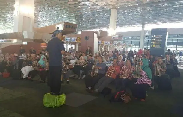 Usir Jenuh, Penumpang Terminal 3 Bandara Soekarno-Hatta Diajak Main Angklung