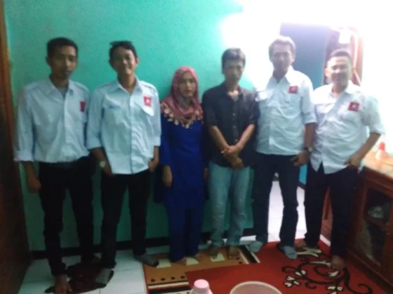 Ketua Posraya Indonesia Menyerahkan Kunci Rumah Bantuan Presiden Jokowi