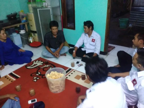 Ketua Posraya Indonesia Menyerahkan Kunci Rumah Bantuan Presiden Jokowi