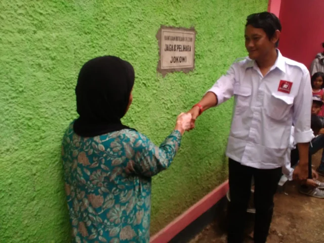 Ketua Posraya Indonesia Menyerahkan Kunci Rumah Bantuan Presiden Jokowi