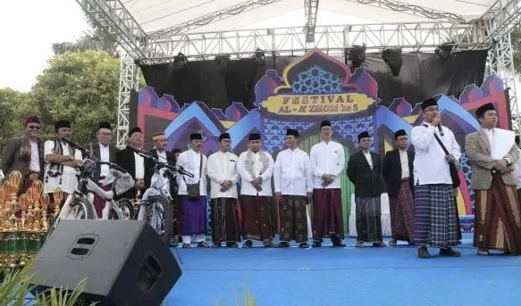 Jalan Sehat Sarungan Warnai Kegiatan Festival Al-Azhom