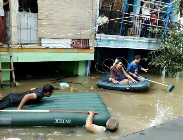 Perumahan Total Persada Banjir, Warga Mengungsi ke GOR