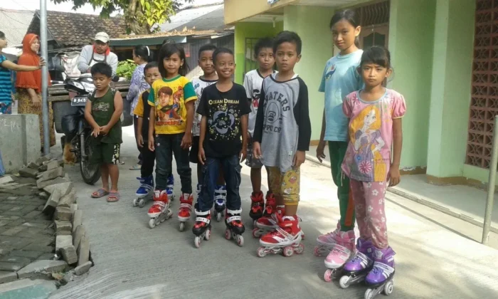 Jalan Dibeton, Warga Kampung Poris Plawad Sambut Gembira dengan Bermain Sepatu Roda dan Sepeda