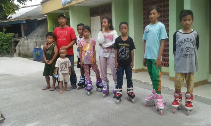 Jalan Dibeton, Warga Kampung Poris Plawad Sambut Gembira dengan Bermain Sepatu Roda dan Sepeda