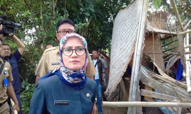 Kunjungi Rumah yang Roboh, Bupati Lebak: Kita Bangun Kembali Melalui Baznas dan Kolekan Dinas-Dinas