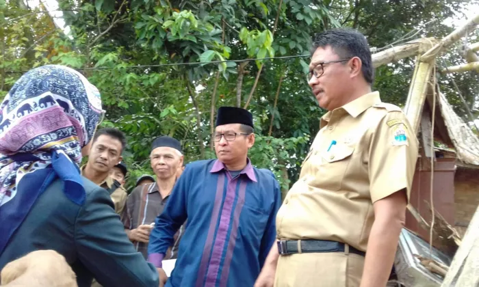 Kunjungi Rumah yang Roboh, Bupati Lebak: Kita Bangun Kembali Melalui Baznas dan Kolekan Dinas-Dinas