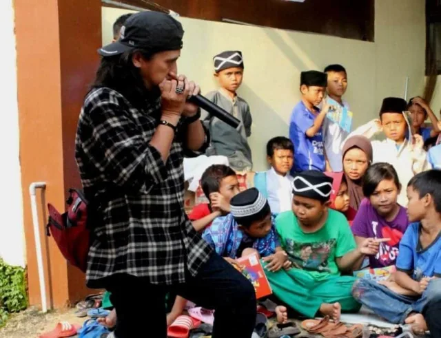 Musik dan Buku diantara Keceriaan Anak-anak Desa