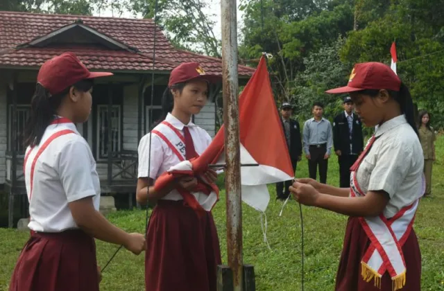 Bantuan Perlengkapan Sekolah dari Presiden Jokowi Sampai ke Anak-Anak Bengkayang