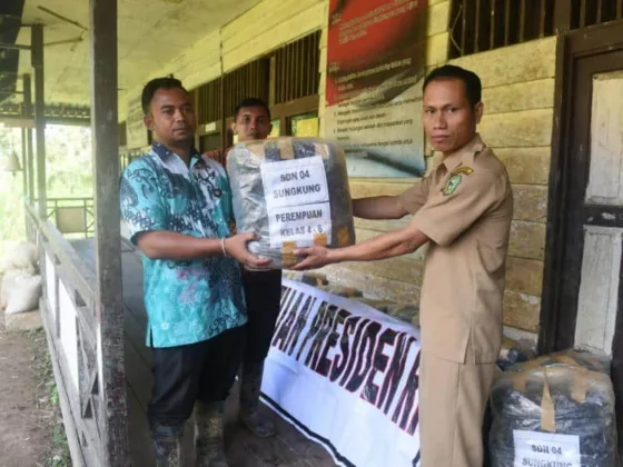 Bantuan Perlengkapan Sekolah dari Presiden Jokowi Sampai ke Anak-Anak Bengkayang