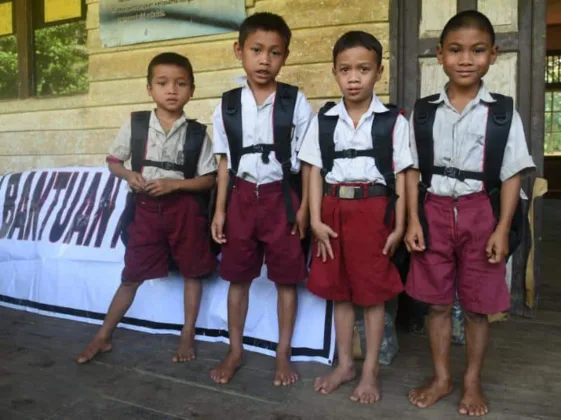 Bantuan Perlengkapan Sekolah dari Presiden Jokowi Sampai ke Anak-Anak Bengkayang