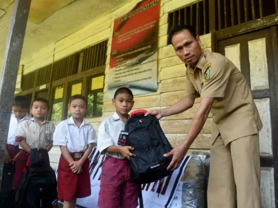 Bantuan Perlengkapan Sekolah dari Presiden Jokowi Sampai ke Anak-Anak Bengkayang