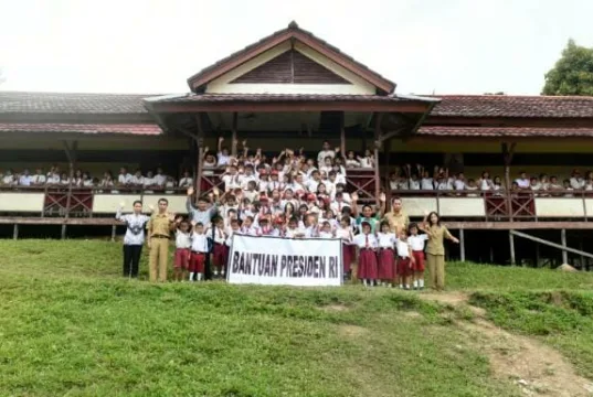 Bantuan Perlengkapan Sekolah dari Presiden Jokowi Sampai ke Anak-Anak Bengkayang