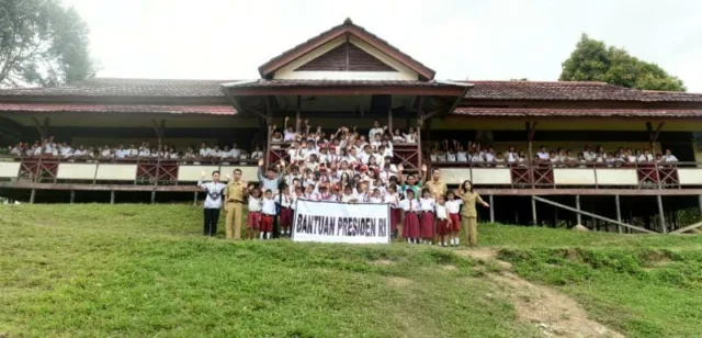 Bantuan Perlengkapan Sekolah dari Presiden Jokowi Sampai ke Anak-Anak Bengkayang