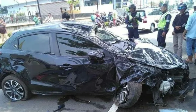 Mobil Mazda Tabrak Pengendara Ojek Online Hingga Tewas di BSD