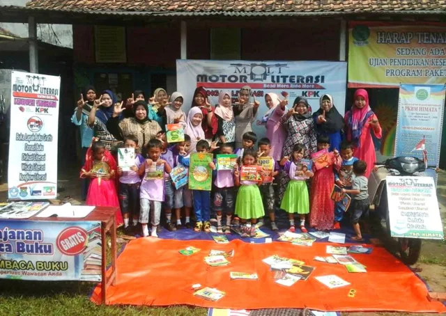 Peringati Semangat Hari Kebangkitan Nasional, Relawan Motor Literasi Chapter Kab. Tangerang Bagi-bagi Buku Bacaan