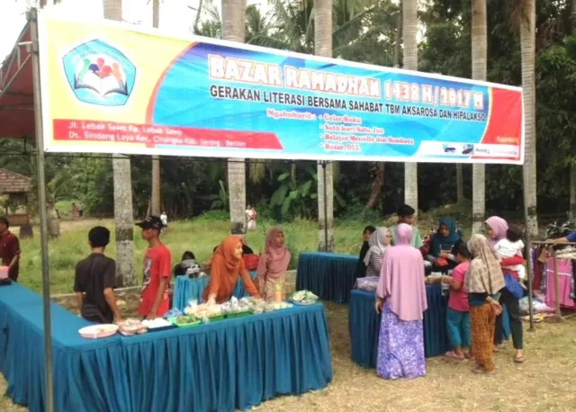 Ngabuburit Sambil Berwirausaha, Relawan TBM Aksarosa Gelar Bazar Ramadhan