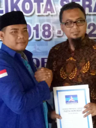 Elemen Masyarakat Mengatasnamakan #SadulurYS Mengambil Formulir Yhannu Setyawan Dipenjaringan DPC Partai Demokrat Kota Serang