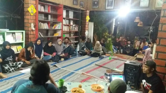 Diskusi Sastra dan Peluncuran Buku Antologi Cerpen “Obor” di TBM Kedai Proses