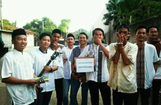 Komunitas Musik Cadas “Sampah Anyer Family” Ngamen Keliling Kampung Demi Santuni Anak Yatim