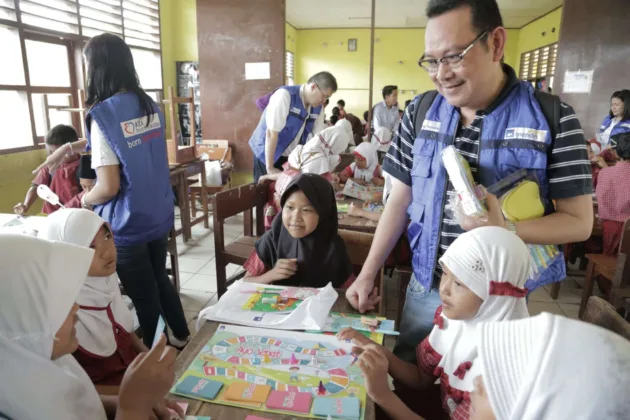 Perusahaan AXA Ajak Siswa SD Ranca Buaya Bermain Ayo Sehat dan Cermat