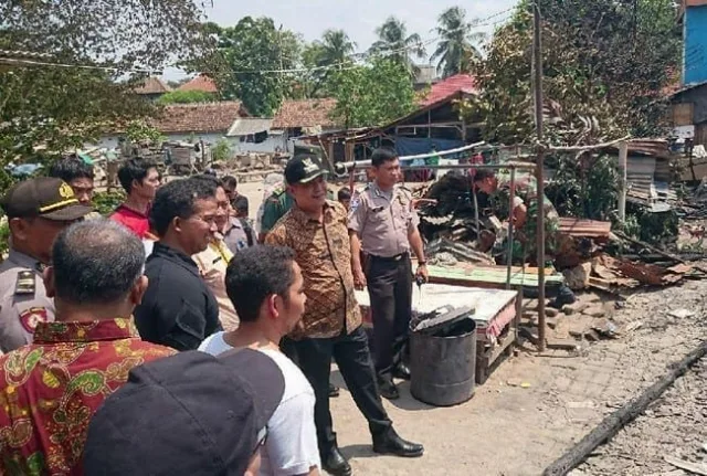 Wali Kota Cilegon Salurkan Bantuan untuk Anak Sekolah Korban Kebakaran