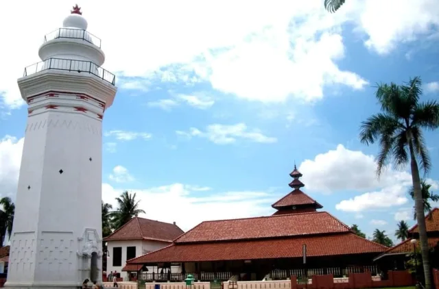 Makna Dibalik 24 Tiang Masjid Agung Banten