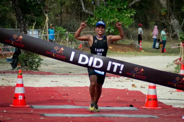 Taufik Juara Pertama di Rhino X Triathlon Tanjung Lesung