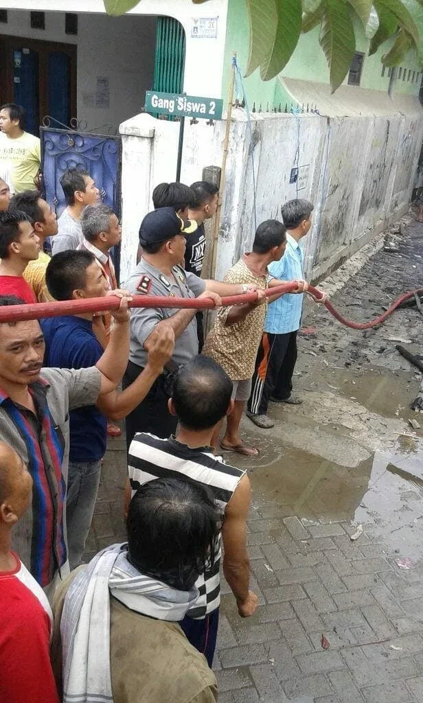 Polisi Bersinergi dengan PMI dan BPBD Kota Tangerang Evakuasi Korban Kebakaran di Neglasari