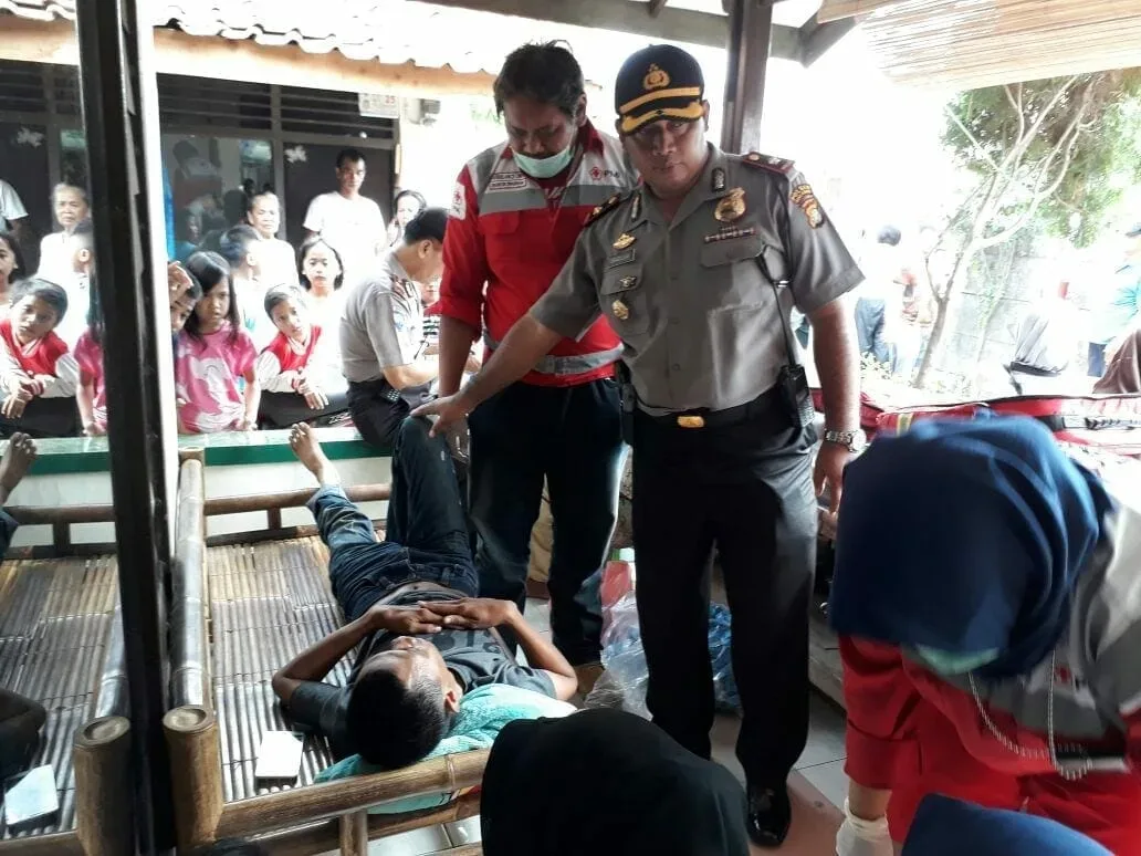 Polisi Bersinergi dengan PMI dan BPBD Kota Tangerang Evakuasi Korban Kebakaran di Neglasari