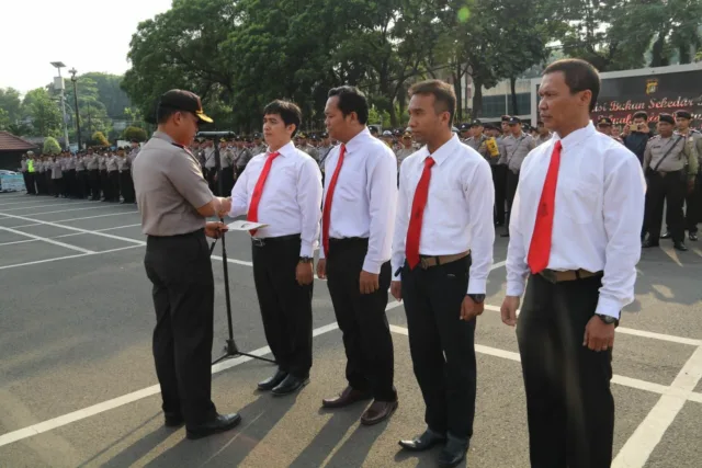 Ungkap Kasus Pabrik Petasan, Kapolres Tangerang Kota Beri Penghargaan kepada 6 Anggota Polisi