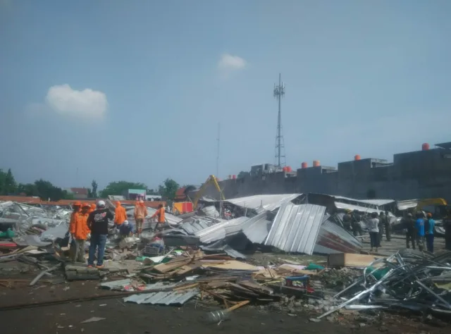  Hanya 1,5 Jam Petugas Penertiban Ratakan Pasar Penampungan Terminal Cibodas