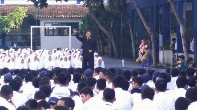 Budi Sabarudin Keliling Sekolah untuk Mendongeng