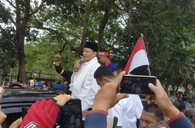 Digeruduk Ratusan Guru Honorer, Wahidin Halim Temui Pengunjuk Rasa