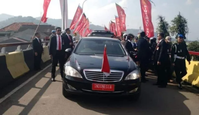 Presiden Jokowi Jalan Kaki Tembus Kerumunan Warga Banten