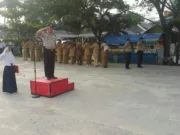 Kapolsek Kelapa Dua Jadi Pembina Upacara Bendera Merah Putih di Depan Pelajar