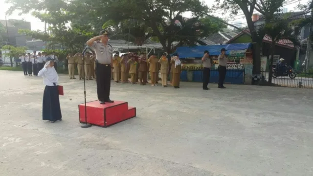 Kapolsek Kelapa Dua Jadi Pembina Upacara Bendera Merah Putih di Depan Pelajar