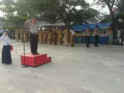 Kapolsek Kelapa Dua Jadi Pembina Upacara Bendera Merah Putih di Depan Pelajar