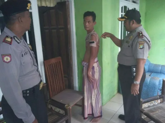 Kapolsek Karawaci Besuk Anggotanya yang Sedang Sakit