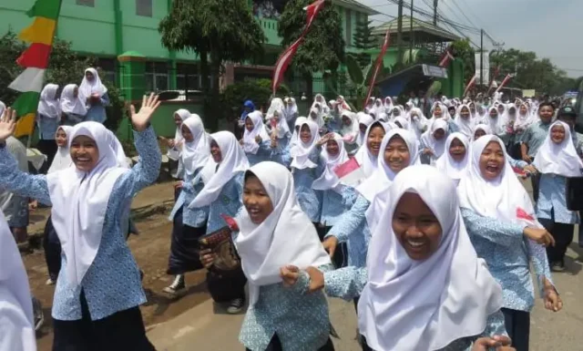 Sambut Kedatangan Jokowi, Pelajar Lebak Antusias Dibagi Buku dan Kain Batik