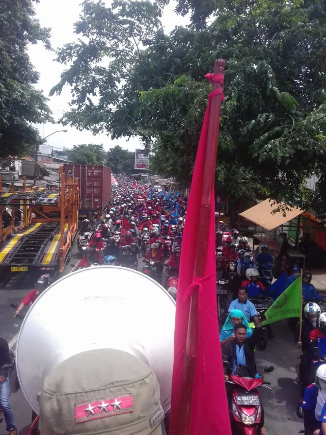 Ribuan Buruh Banten Berteriak Tolak UMK Sesuai PP 78