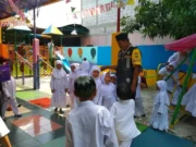 Anggota Polsek Ciledug Motivasi Murid TK Untuk Giat Belajar