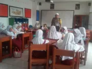 Perintah Kapolsek Ciledug, Bhabinkamtibmas Sambangi Sekolah