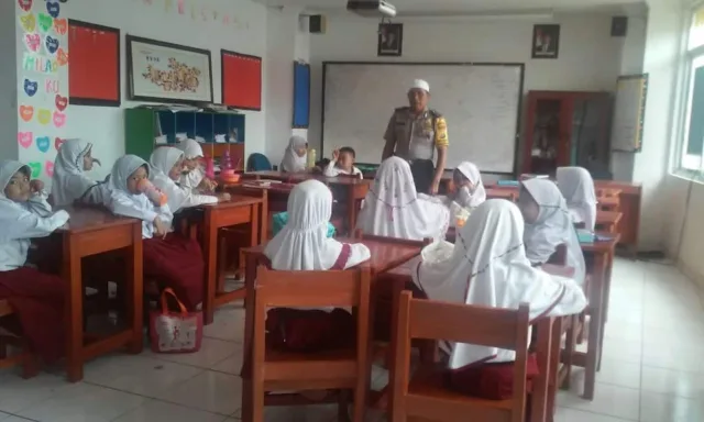 Perintah Kapolsek Ciledug, Bhabinkamtibmas Sambangi Sekolah