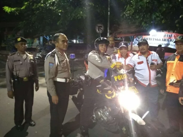 Jelang Pergantian Tahun, Kapolsek Neglasari Gunakan Sepeda Motor Sapa Masyarakat